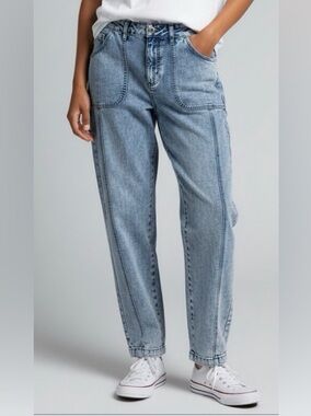 Flamingals Light Wash Barrel cut Patch Pocket crop jeans NWOT